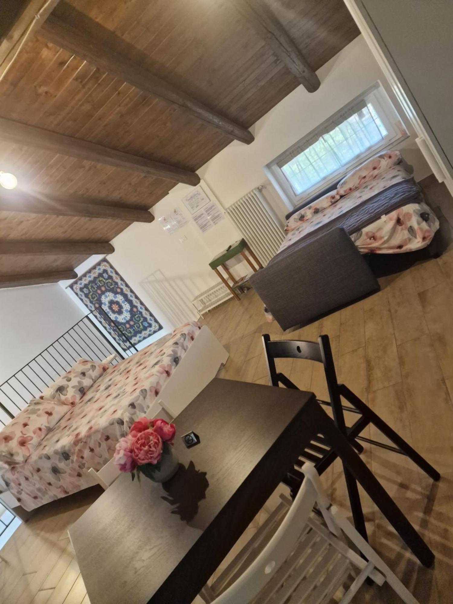 Moncrivello La Tana Dei Corgi Bed & Breakfast エクステリア 写真